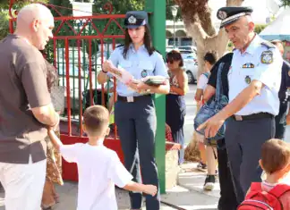 Ενημερωτικά φυλλάδια διένειμαν αστυνομικοί σε γονείς και μαθητές δημοτικών σχολείων στα Ιόνια Νησιά με την έναρξη της νέας σχολικής περιόδου