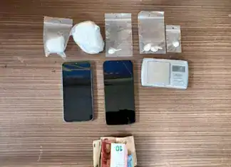 Δύο συλλήψεις σε Περιστέρι και Ίλιον για εμπορία κοκαΐνης: Χειροπέδες σε 61χρονη και 50χρονο