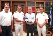 Τιμητική πλακέτα στον Περιφερειάρχη Κρήτης για τη στήριξη στο έργο του Λιμενικού Σώματος στο νησί