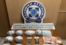 Αγία Βαρβάρα: Σύλληψη 22χρονου και 63χρονου με «ορμητήριο» σπίτι – Εντοπίστηκαν ναρκωτικά σε ειδική κρύπτη στην κουζίνα (βίντεο)