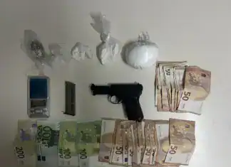 Αθήνα: «Ντου» της ΔΙ.ΑΣ. σε δίδυμο διακινητών – Βρέθηκαν κοκαΐνη, ναρκωτικά και γεμάτο πιστόλι