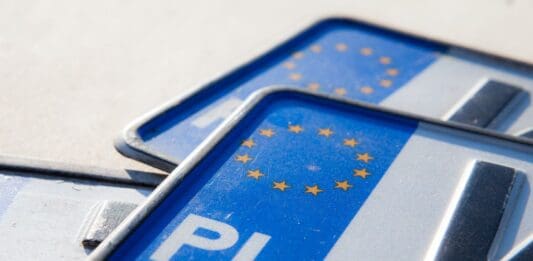 Νέα ψηφιακή εποχή στις πινακίδες οχημάτων: Κεντρικός έλεγχος, αυστηρά πρόστιμα και επιλογή αριθμού