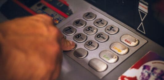 Στοπ σε ληστές και βομβιστές ΑΤΜ: Νέα αυστηρά μέτρα ασφαλείας στις τράπεζες με υπογραφή Χρυσοχοΐδη
