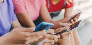 Εύσημα στην Ελλάδα από το Common Sense Media για το ηλικιακό όριο των 15 ετών στη χρήση των social media