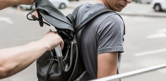 Τι να κάνετε αν πέσετε θύμα κλοπής ή ληστείας στο δρόμο